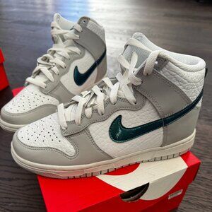 Nike Dunk High WMNS FLS “Summit White Grey Fog” DR7855-100